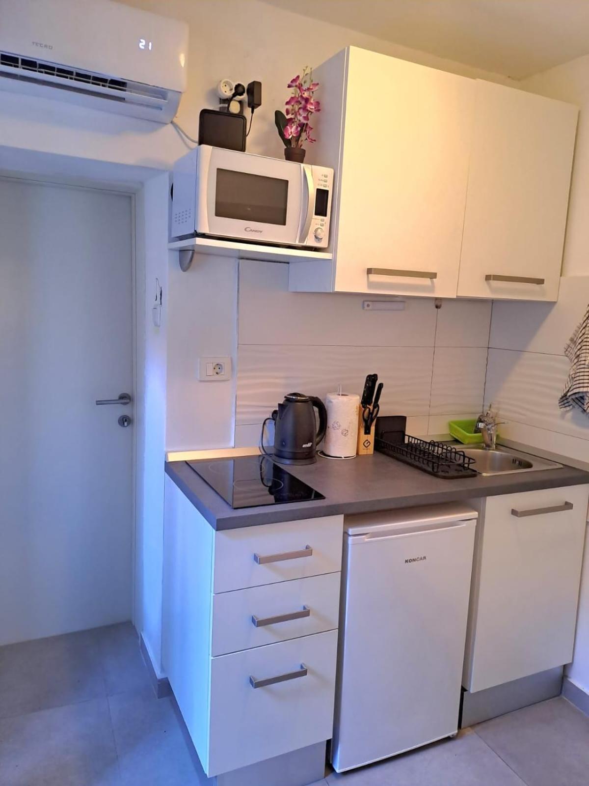 Studio Apartment Lola Kaštela 外观 照片